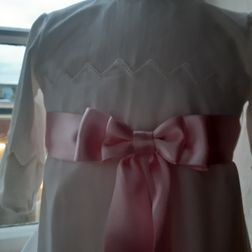 Fin dåbskjole med dobbeltsløjfe i lyserød 