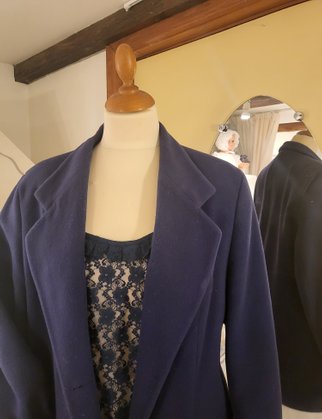 Blød uld habitjakke tilrettet til ny skulder bredde - Blå blondetop med flæser som tilbehør til jakken